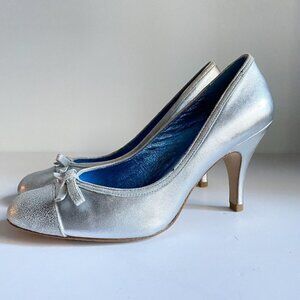 Lovely People Silver Leather Round Toe Heels 8.5